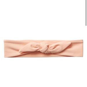 Athleta Swept Up Headband in Powervita ™
Bright Peach. One Size.